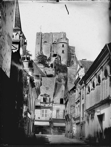 Rue, donjon à l'arrière-plan