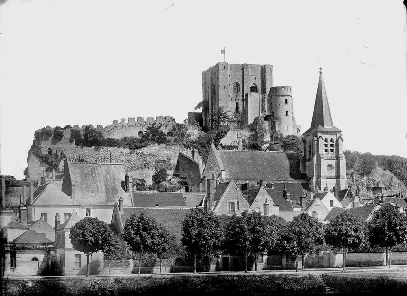 Vue d'ensemble de la ville et du donjon