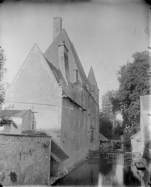 Hôtel du Saillant, vue extérieure prise de la rivière