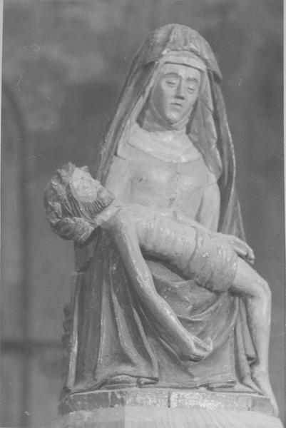 groupe sculpté : Vierge de Pitié, vue générale