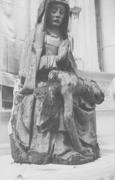groupe sculpté : Vierge de Pitié, vue générale