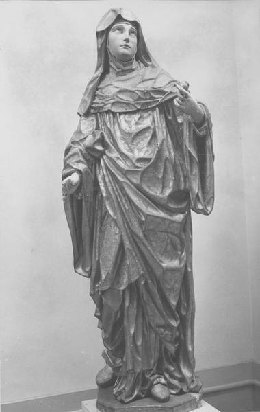 statue : sainte Scholastique, vue générale