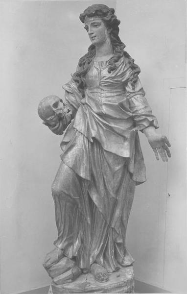 statue : sainte Marie-Madeleine, vue générale