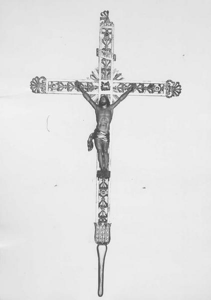 croix de procession de la confrérie des Pénitents Blancs : Christ en croix (le), vue générale - © Ministère de la Culture (France), Médiathèque du patrimoine et de la photographie (objets mobiliers), tous droits réservés