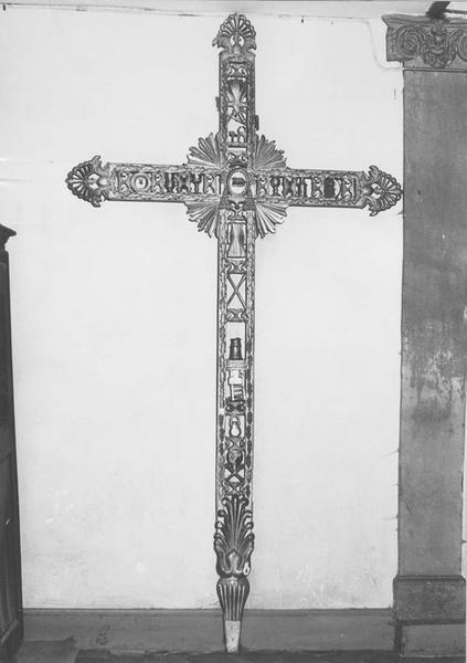croix de procession de la confrérie des Pénitents Blancs : instruments de la passion (les), vue générale - © Ministère de la Culture (France), Médiathèque du patrimoine et de la photographie (objets mobiliers), tous droits réservés