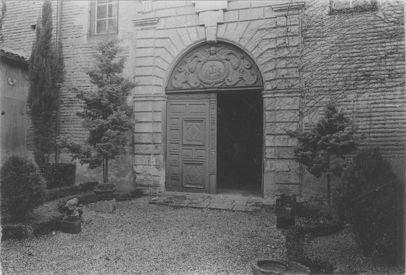 porte de l'entrée de la chapelle, vue générale