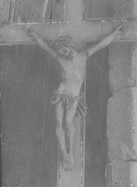 statue : Christ en croix, vue générale