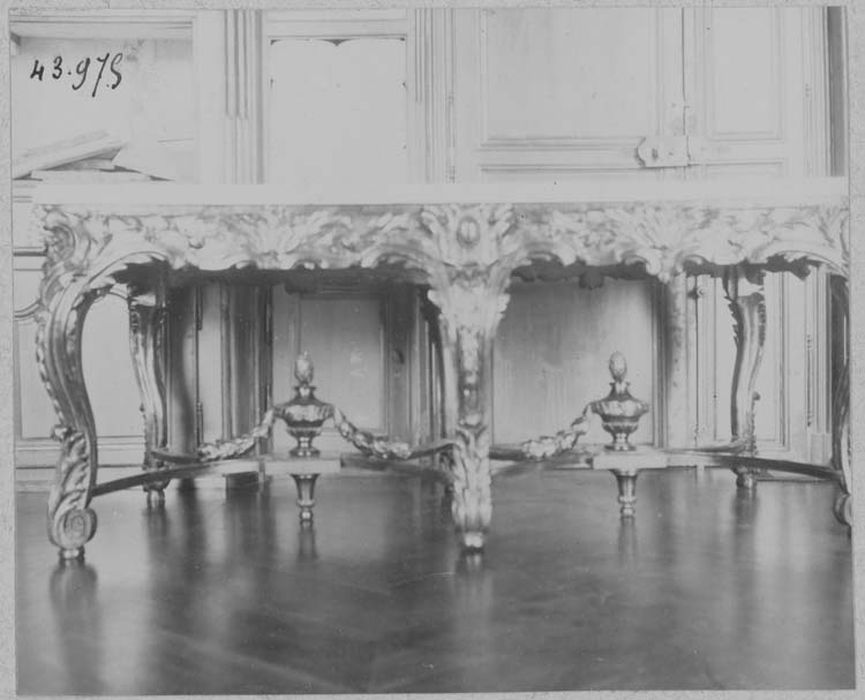 table style Louis XV - © Ministère de la Culture (France), Médiathèque du patrimoine et de la photographie, diffusion RMN-GP