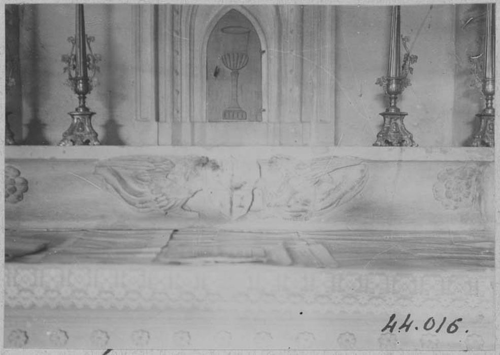 bas-relief aux armes de saint Romain de Lastreilles - © Ministère de la Culture (France), Médiathèque du patrimoine et de la photographie, diffusion RMN-GP