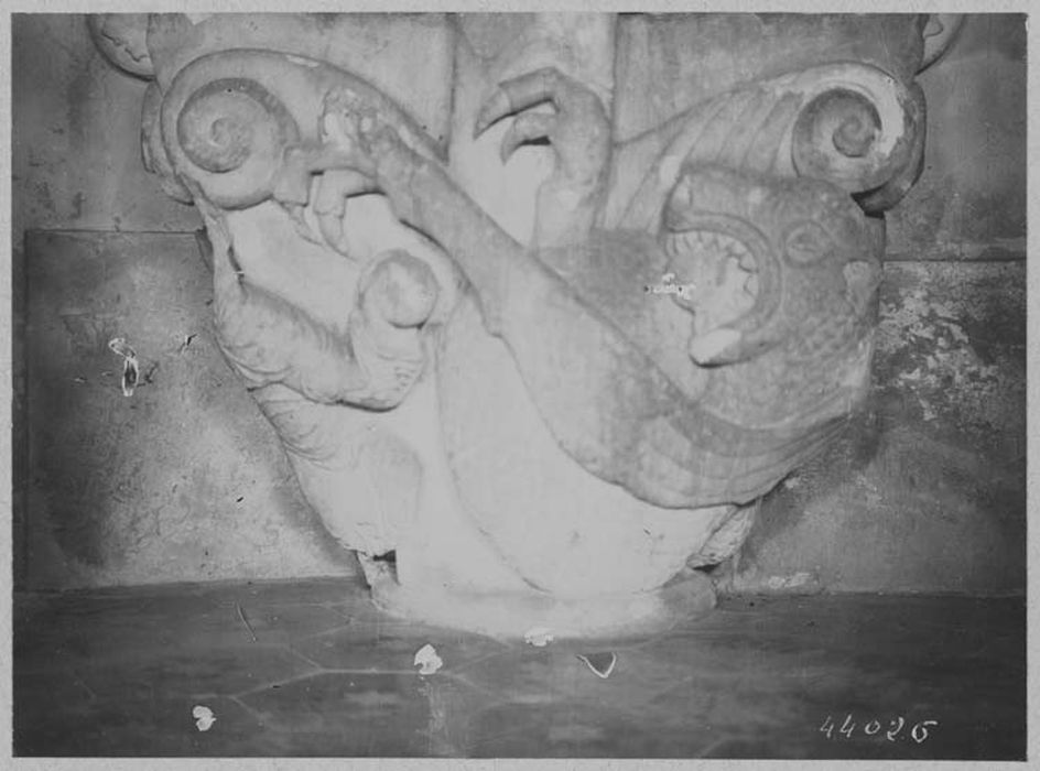 fonts baptismaux, chapiteau style roman