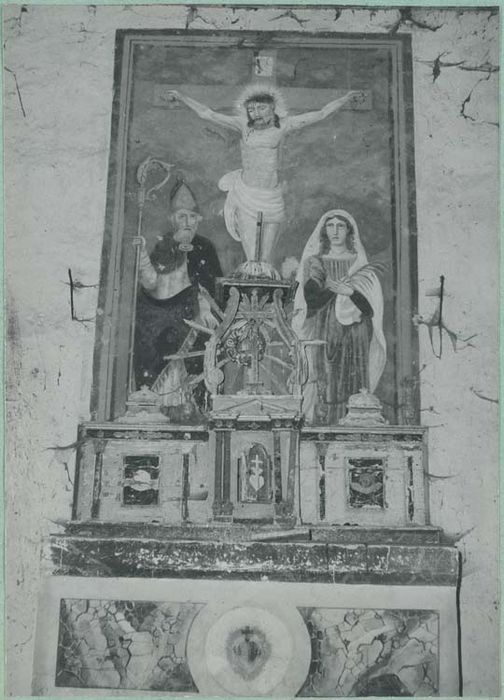 autel (maître-autel), tabernacle, peinture : Christ en croix et deux groupes sculptés : Saint Jean-Baptiste et Saint Joseph et l'Enfant Jésus