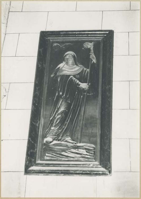 bas-relief : Sainte Scholastique