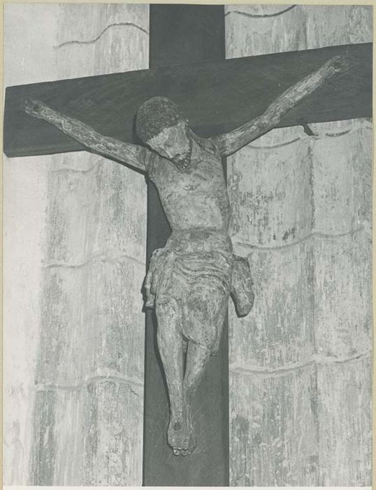 statue : Christ en croix