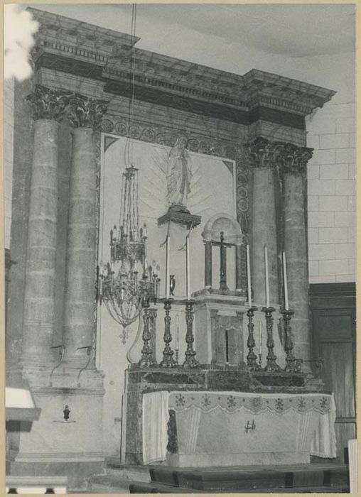 autel (maître-autel), retable et six flambeaux, (un chandelier suspendu)suspendu)
