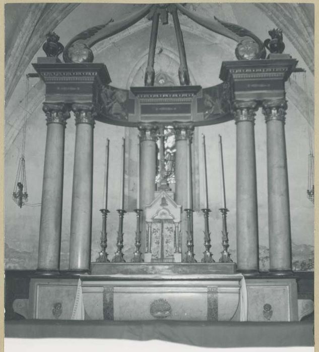 Autel (maître-autel), ciborium, deux crédences et six chandeliers d'autel