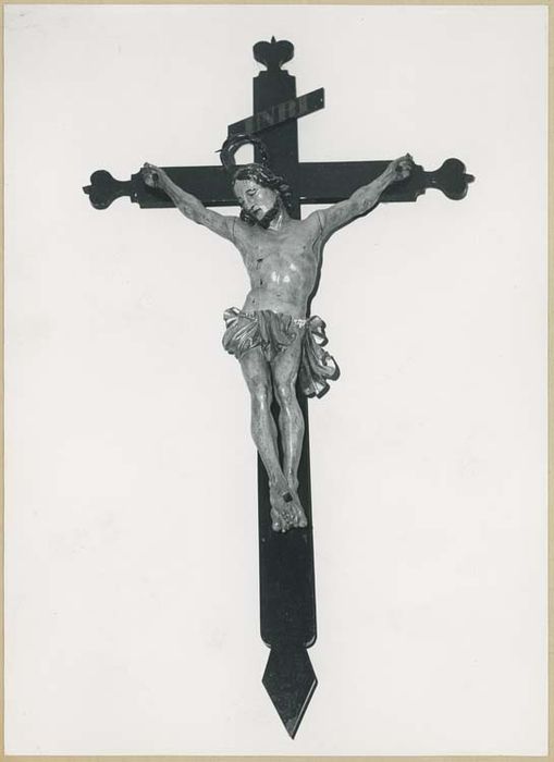 statue : Christ en croix