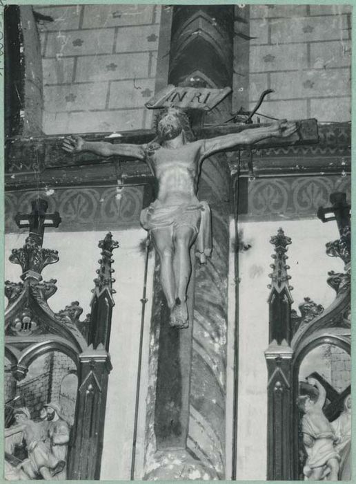 Statue : Christ en croix