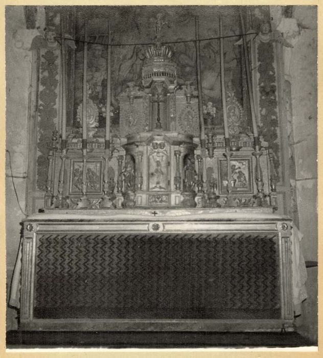 autel (maître-autel), antependium, tabernacle, retable, tableau : Adoration des bergers et six chandeliers