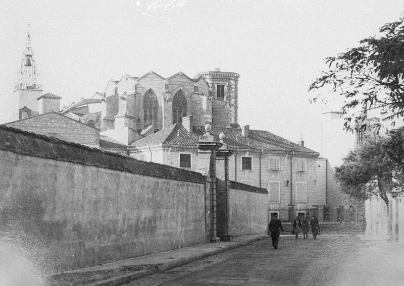 Ensemble est depuis la rue François-Rabelais animée