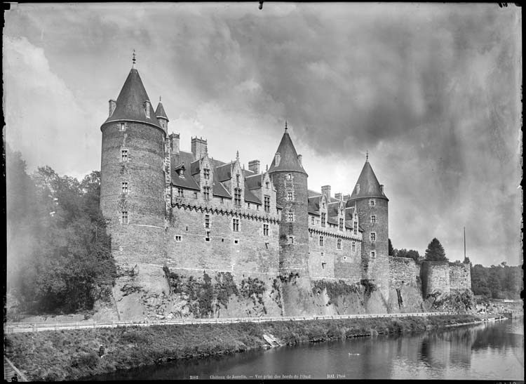 Façade le long de l’Oust