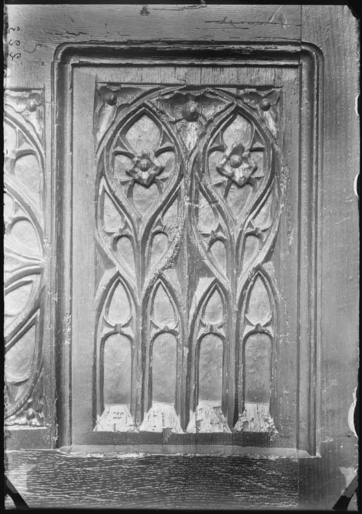 Banquette-coffre (n°2) à dossier et accotoirs en bois ciré, ornée d’anciens panneaux gothiques : détail d’un panneau