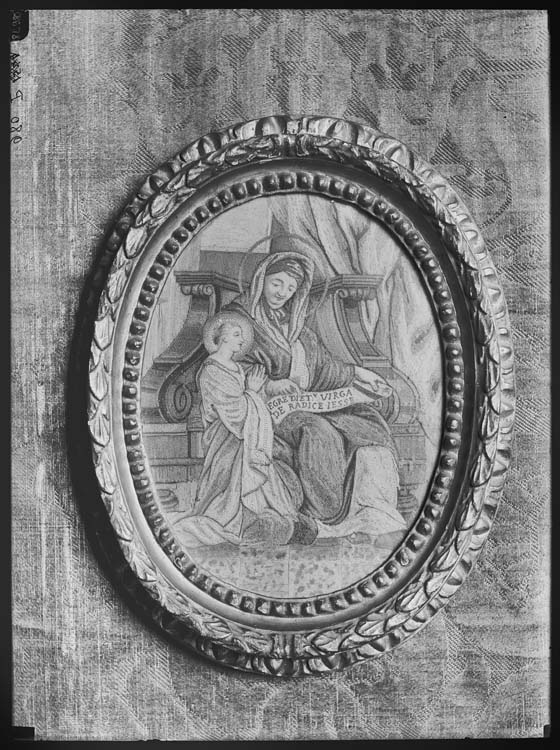 Tapisserie dans un cadre ovale représentant la Vierge et sainte Anne (?)