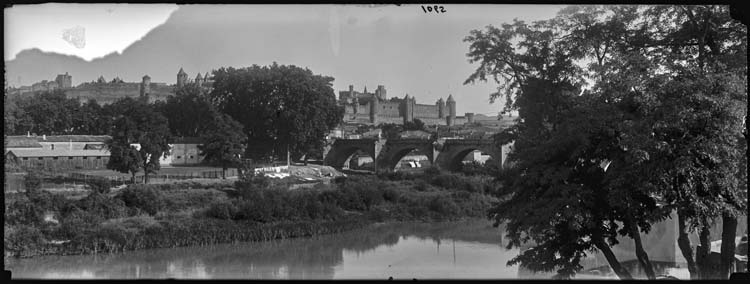 La cité avec l’Aude et le Pont vieux au premier plan