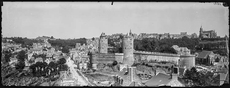 Le château au premier plan, le beffroi et l’église