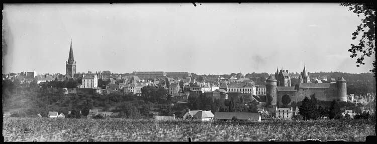 Vue d’ensemble de la ville avec église et château