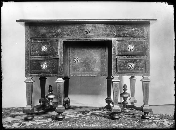 Bureau Louis XIII