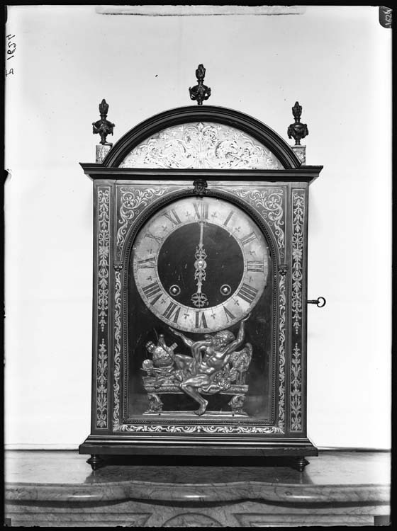 Pendule avec Atlas soutenant le cadran
