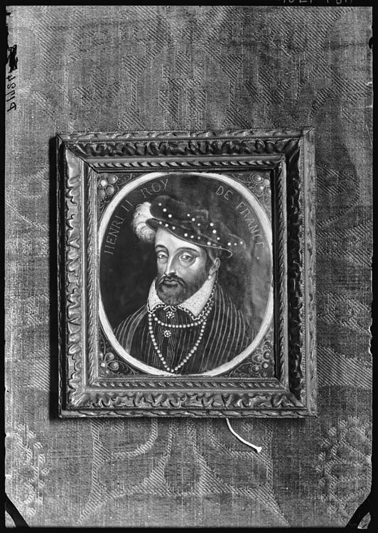 Émail peint : Henri II ; Cadre en bois doré d’époque Louis XIII