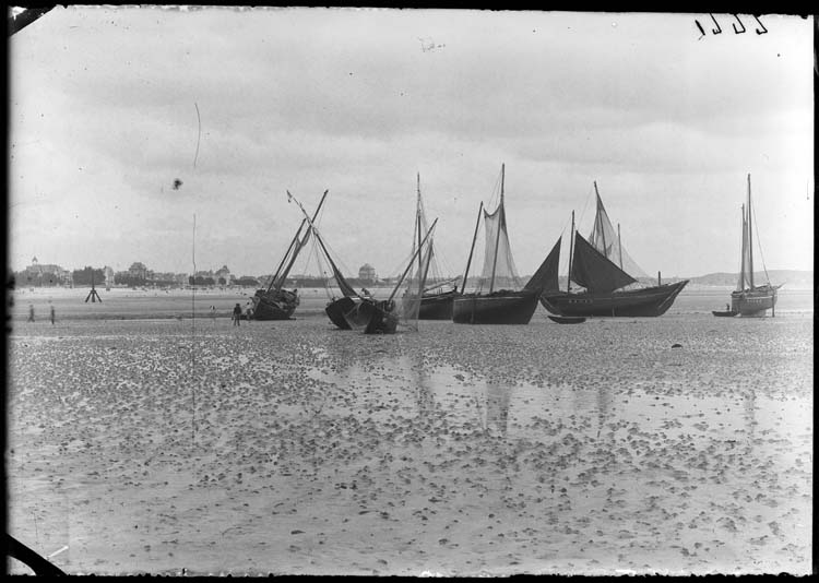 Bateaux de pêche échoués sur le sable
