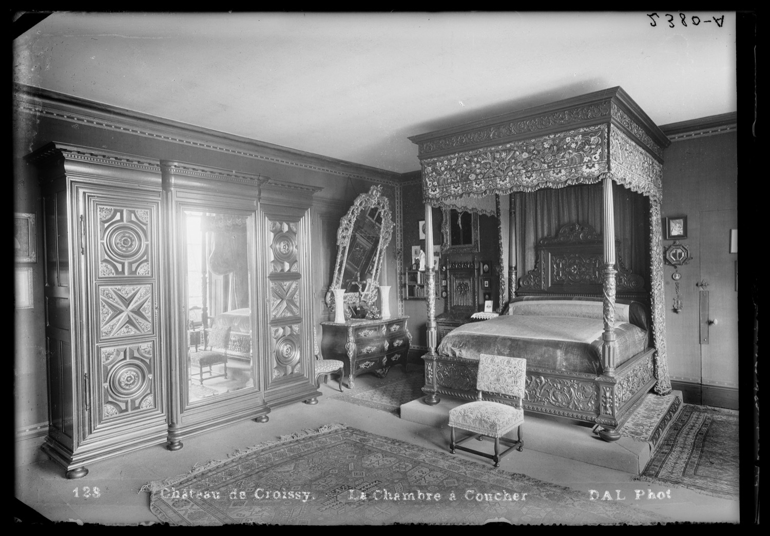 Chambre à coucher avec lit à baldaquin