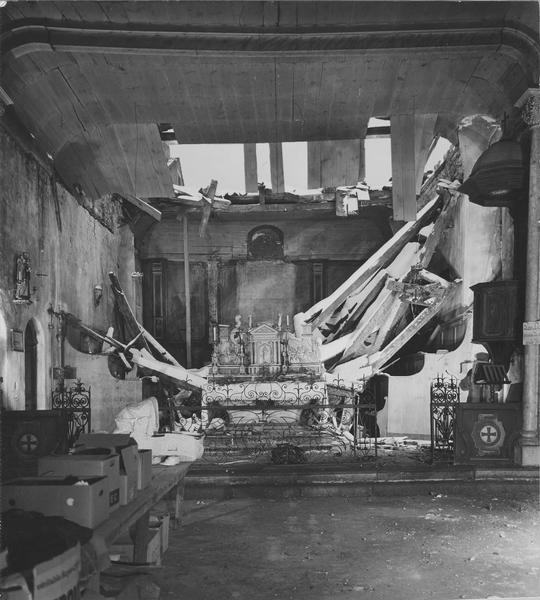 église desaffectée, retable du maître-autel sous les décombres, vue de la grille de choeur - © Ministère de la Culture (France), Médiathèque du patrimoine et de la photographie (objets mobiliers), tous droits résevés