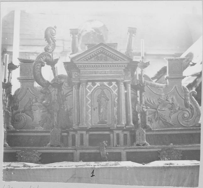 église desaffectée, retable du maître-autel sous les décombres, détail du tabernacle (déposé) - © Ministère de la Culture (France), Médiathèque du patrimoine et de la photographie (objets mobiliers), tous droits résevés