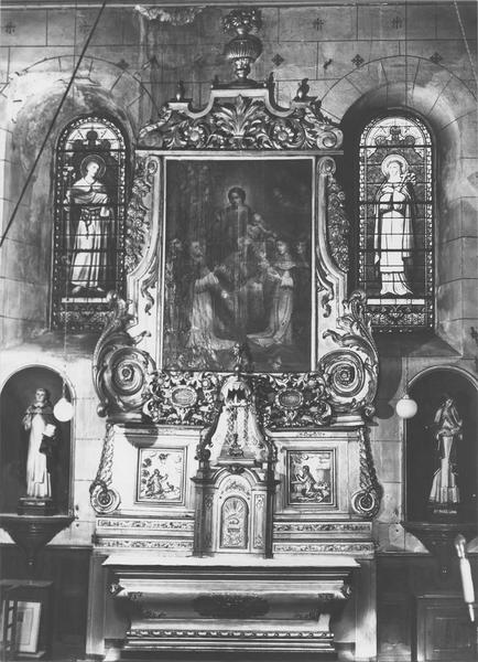 vue d'ensemble du maître-autel avec le tabernacle, le retable et sa toile : La Vierge du Rosaire entre Saint Dominique et sainte Rose de Lima