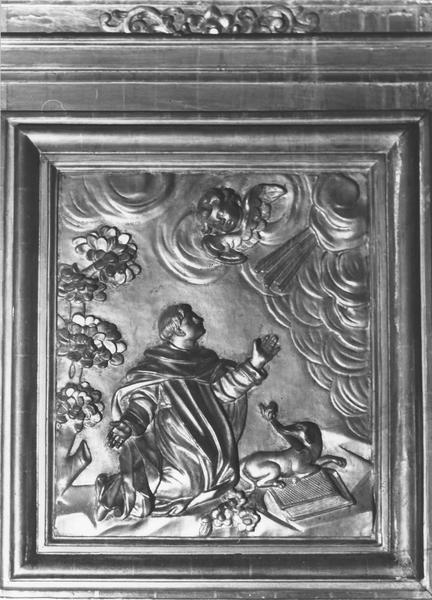 bas-relief : saint Dominique (pendant du bas-relief : Sainte Rose de Lima de part et d'autre du tabernacle)