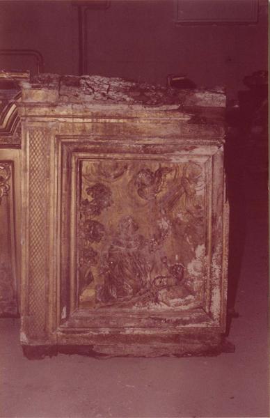 bas-relief : saint Dominique (pendant du bas-relief : Sainte Rose de Lima de part et d'autre du tabernacle)