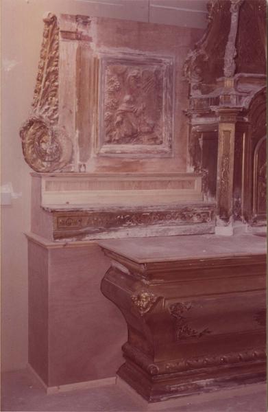 bas-relief : saint Dominique (pendant du bas-relief : Sainte Rose de Lima de part et d'autre du tabernacle)