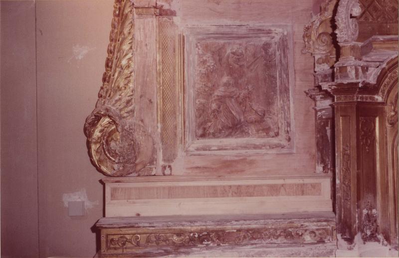bas-relief : saint Dominique (pendant du bas-relief : Sainte Rose de Lima de part et d'autre du tabernacle)