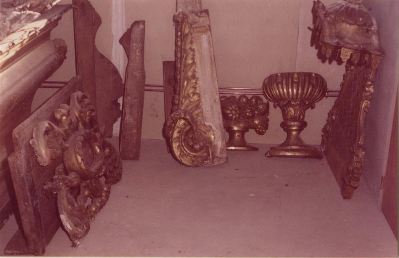 autel, tabernacle et retable déposés