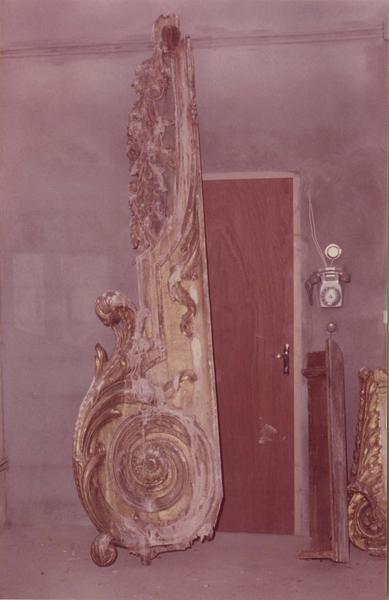 détail d'une volute (déposée) du retable