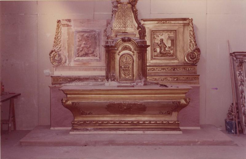 autel, tablernacle et retable en cours de restauration
