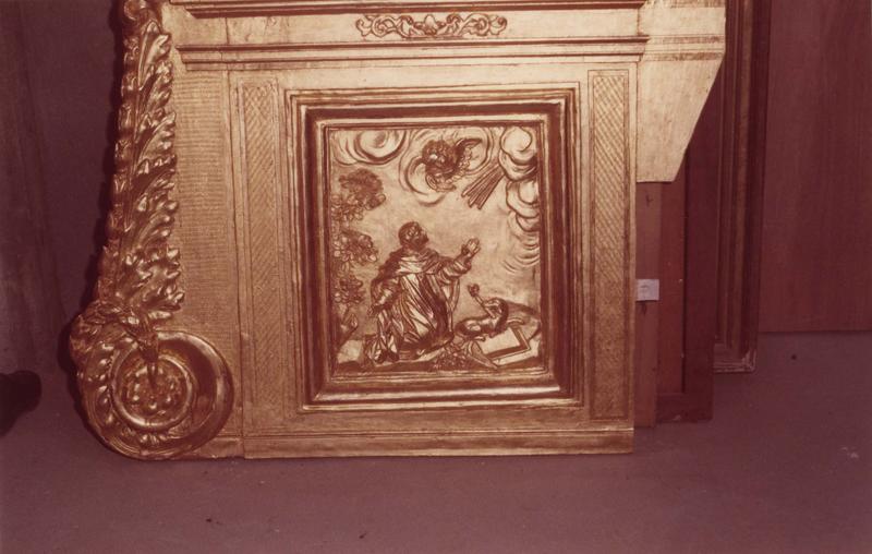 bas-relief : saint Dominique (pendant du bas-relief : Sainte Rose de Lima de part et d'autre du tabernacle)
