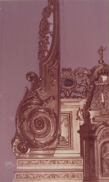 détail d'une volute (déposée) du retable