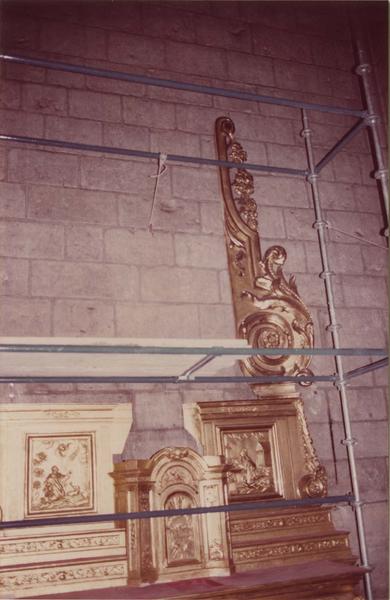 autel, tablernacle et retable en cours de restauration