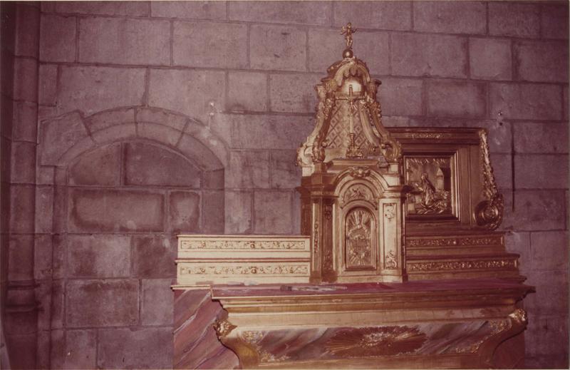 autel, tablernacle et retable en cours de restauration