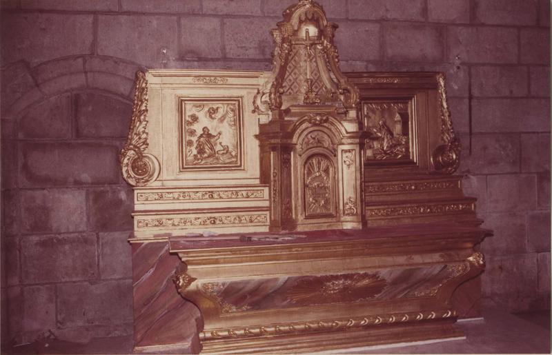 autel, tablernacle et retable en cours de restauration