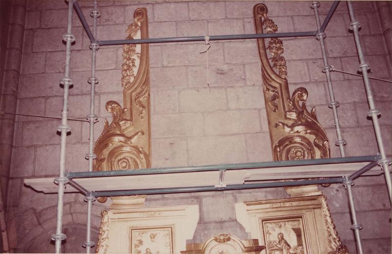 autel, tablernacle et retable en cours de restauration